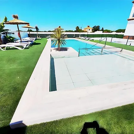En Chiclana Con Terraza Y Piscina Comunitaria Cerca De La Playa *